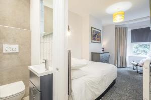 Modern 4-Bedroom Detached Home in Central Cambridge with Parking
