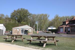 Cozy caravan on small campsite near woods & sea