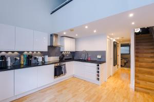 Stunning Duplex Apartment In Central Manchester, Workspace For Professionals