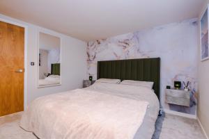 Stunning Duplex Apartment In Central Manchester, Workspace For Professionals