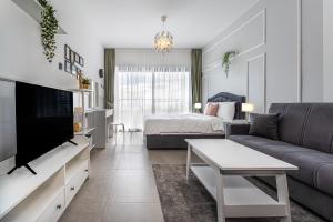 Priscilla Studios with Seaview in Caesar Blue Resort, Breakfast & Lunch possible, Gym with Sauna and Heated Swimming Pool