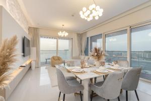 Skyline Serenity Holiday Home I Grand Bleu I Private Beach I Palm Jumeirah, Sea & Sky Views I Infinity Pool I PS5