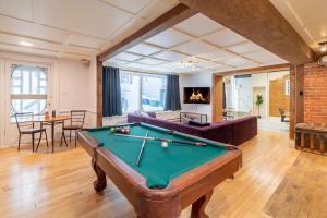 Old-Time Charm - 12 Guests - Billiards & Hot Tub