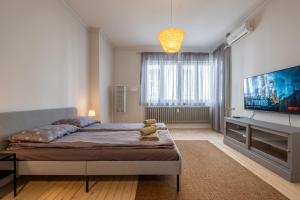 Spacious & Central 2BR with Terrace, Cozy & Modern by Flat Mаnager