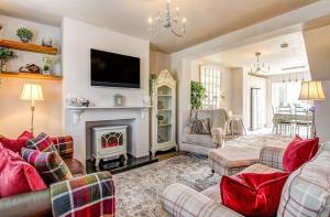 Highest Point in Chester: Hot Tub and Parking