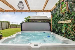 Highest Point in Chester: Hot Tub and Parking