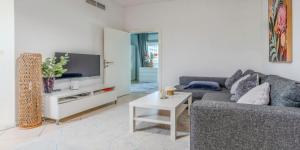 8min Walk from JBR beach Stylish 1-Bedroom Apartment in Dubai Marina