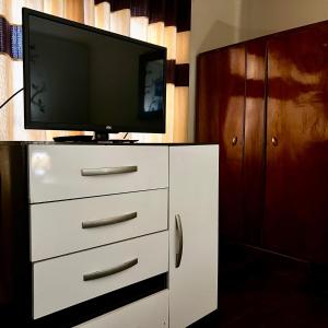 habitación doble, cama queen, terraza y plantas