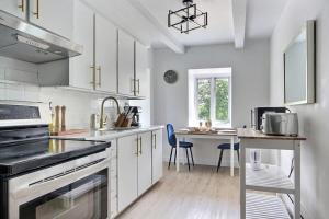Cozy 2BR - 2 King Beds & 2 Parking - 8min to Old Town