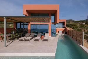 Casa Tarrha- Beachfront Villa with Heated Pool