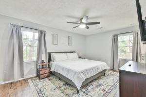 Cozy Home with Arcade, Ping Pong & Fenced Backyard