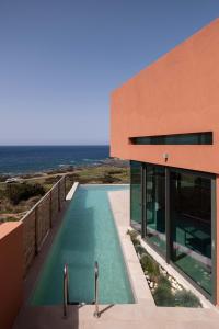 Casa Tarrha- Beachfront Villa with Heated Pool