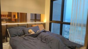 Luxury Riverside Condo, 3 SKY Pools , Close to MRT Train Station