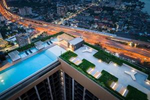 Luxury Riverside Condo, 3 SKY Pools , Close to MRT Train Station