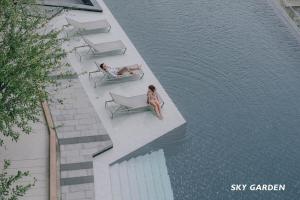 Luxury Riverside Condo, 3 SKY Pools , Close to MRT Train Station