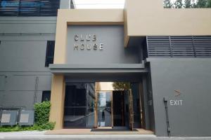 Luxury Riverside Condo, 3 SKY Pools , Close to MRT Train Station