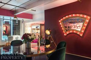 Amazingly Luxurious Loft Apartment, Soho - 3 Bedrooms, 2 Bath & Office