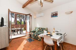 Maisons de vacances L-Eden Vert Bagnols En Foret YourHostHelper : photos des chambres