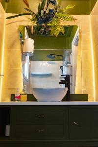 Athenian Urban Art Apartment - Live Athenian Life