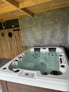 Appartements Love You Suite Romantique Spa 25min du futuroscope : photos des chambres