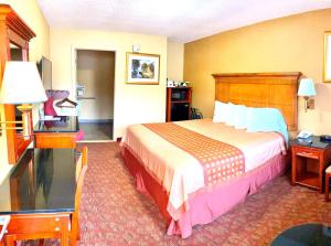 King Room with Tub - Disability Access/Non Smoking/Exterior Corridor room in Rodeway Inn Goodlettsville South
