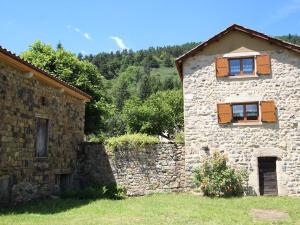 Gîte pittoresque en bord de rivière avec jardin clos, proche sports et sites touristiques - FR-1-582-176