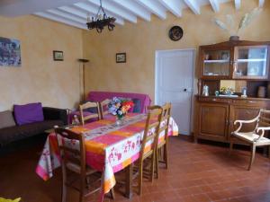 Maisons de vacances Charmante Longere Gatinaise - Cour et Jardin Clos, Proche Paris et Orleans - FR-1-590-73 : photos des chambres