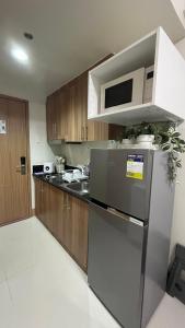 Modern 1-BR Retreat with Pool, High Speed Wifi, Netflix, steps from MOA, Bars, Entertainment, Transport