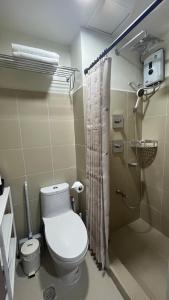 Modern 1-BR Retreat with Pool, High Speed Wifi, Netflix, steps from MOA, Bars, Entertainment, Transport