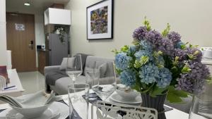 Modern 1-BR Retreat with Pool, High Speed Wifi, Netflix, steps from MOA, Bars, Entertainment, Transport