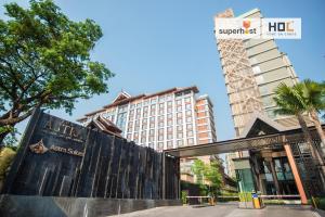 Grand 2-Bedroom Condo with Pool