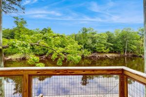 Spacious Deck and Dock Oz River House in Conway