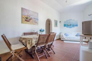 GuestHost - Seaside Apartment with Parking