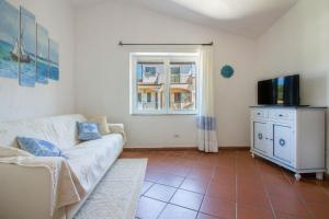 GuestHost - Seaside Apartment with Parking