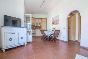 GuestHost - Seaside Apartment with Parking