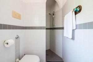 GuestHost - Seaside Apartment with Parking img23