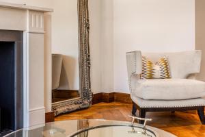 Chic Chelsea 2BR flat with Balcony by Kings Road