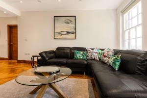 Chic Chelsea 2BR flat with Balcony by Kings Road