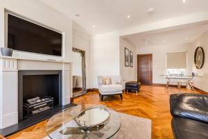 Chic Chelsea 2BR flat with Balcony by Kings Road