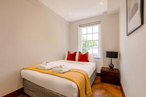 Chic Chelsea 2BR flat with Balcony by Kings Road