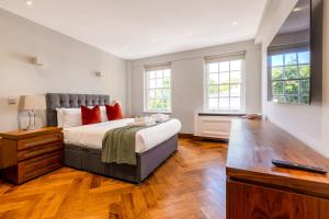 Chic Chelsea 2BR flat with Balcony by Kings Road