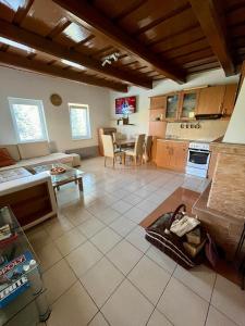 Domček s tenisovým kurtom v srdci Liptova