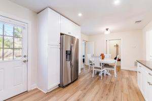 Clearwater Hideaway w Huge Lap POOL 7 min to BEACH