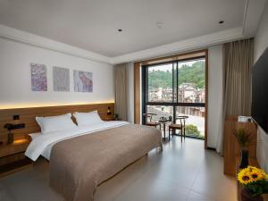 Fenghuang County Jiduo Intelligent Hotel