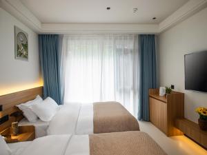 Fenghuang County Jiduo Intelligent Hotel