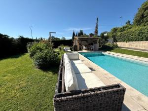 Un appartement 2 pièces dans une villa avec piscine et parking