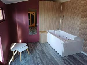 Chalet avec bain à remous à Saint-Loup-Terrier