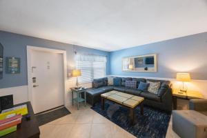 Updated Ground Floor Unit - Steps to Pool Beach