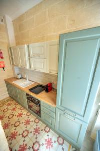 Traditional townhouse near seafront, roof terrace RTHE1-1