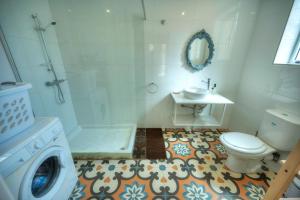 Traditional townhouse near seafront, roof terrace RTHE1-1